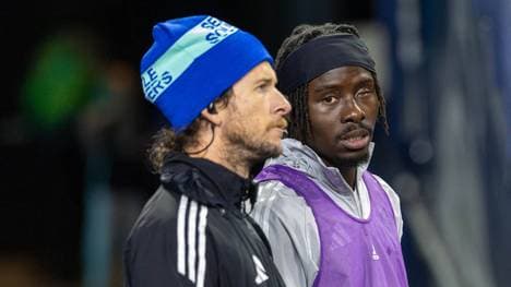 Fußballprofi Georgi Minoungou (r.) ist auf einem Auge blind