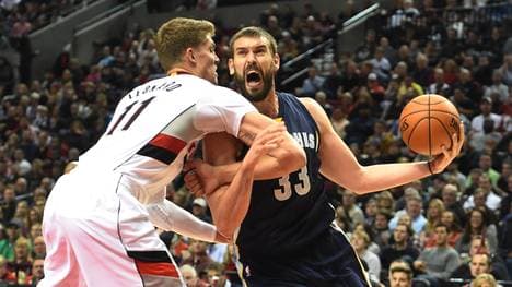 Marc Gasol von den Memphis Grizzlies (r.) gegen Meyers Leonard von den Portland Trail Blazers