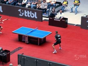 Timo Boll und seine Borussia Düsseldorf schlagen in einem dramatischen Finale den Gegner aus Saarbrücken und holen den Meistertitel. Trotz eigener Niederlage zauberte Boll einmal mehr an der Platte.