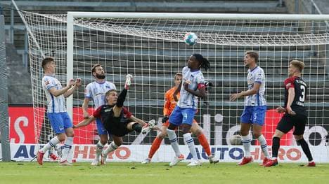 Nils Petersen (3.v.l.) besorgt mit seinem Fallrückzieher den Siegtreffer für die Breisgauer