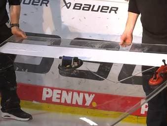 Kuriose Szenen im Duell zwischen Mannheim und Ingolstadt: Plötzlich steht das Spiel auf der Kippe, denn eine Glasscheibe hinter dem Tor ist kaputt.