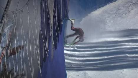 Kjetil Jansrud schlägt nach seinem Sturz im Fangnetz ein