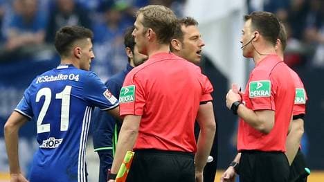 Schiedsrichter Felix Zwayer (r.) wurde auch von S04-Trainer Markus Weinzierl attackiert