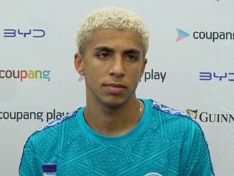 Lange wurde Rodri mit Real Madrid in Verbindung gebracht, nun scheint aber der FC Barcelona Favorit für eine mögliche Verpflichtung zu sein. Noch-Teamkollege Rico Lewis äußert sich nun zu den Spekulationen um den Spanier.