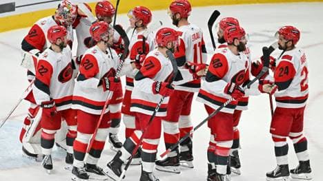 Die Hurricanes feiern den dritten Sieg im vierten Spiel