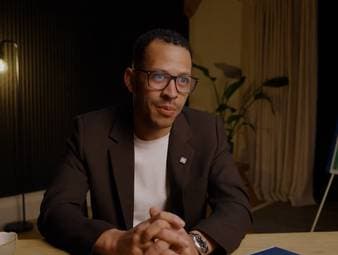 Liam Rosenior tritt das Amt des Cheftrainers beim FC Chelsea an. Der 41-Jährige ist sich seiner Aufgabe bewusst, geht aber mit viel Vorfreude an seinen neuen Posten.