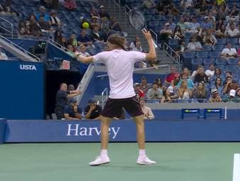 Alexander Zverev steht im Achtelfinale der US Open. Bei seinem klaren Dreisatz-Sieg gegen Alejandro Tabilo brennen dem Deutschen im dritten Satz aber dennoch kurz die Sicherungen durch und sein Schläger landet in der Bande.