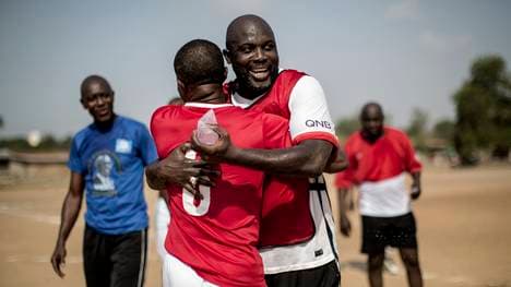 George Weah (M.) spielte für den AC Mailand, Paris St. Germain und Manchester City