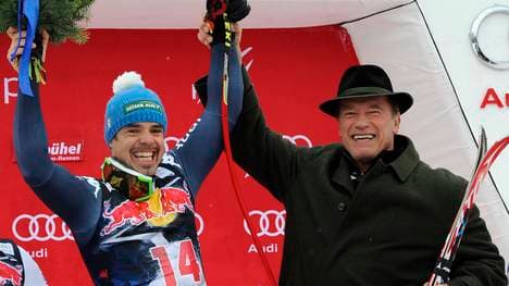 Peter Fill gewann die Abfahrt auf der Streif - Arnold Schwarzenegger freute sich mit