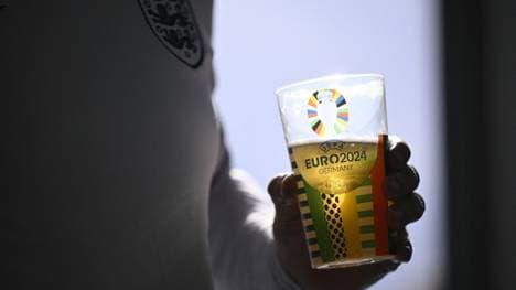 In England ist Alkohol im Stadion beim Männerfußball gesetzlich verboten