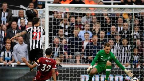Joselu (l.) trifft gegen Joel Matip und Simon Mignolet zum Ausgleich
