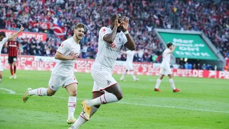 Anthony Modeste zeigt im Rhein-Derby gegen Leverkusen seine typische Jubelgeste