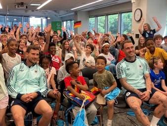 Leon Goretzka und David Raum nehmen in Chicago an einem Fan-Event teil. Bei einer Kinder-Fragerunde kommt es zu einem ungewöhnlichen Autogrammwunsch an die DFB-Stars.