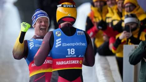 Felix Loch (l.) und Max Langenhan durften bei der Rodel-WM jubeln