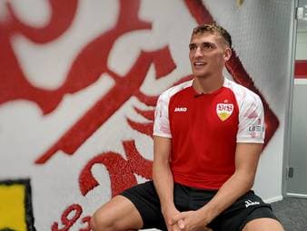 Während der Fuhrpark des VfB Stuttgart mit Luxus-Autos übersäht ist, sticht Grischa Prömel mit einem bescheidenen Fahrzeug heraus. SPORT1 hat den Bundesliga-Profi zum Exklusiv-Interview getroffen. 