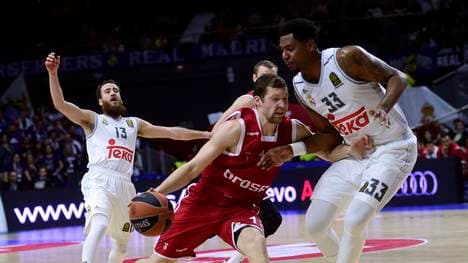 Janis Strelnieks (M.) musste mit Bamberg eine Auftaktpleite hinnehmen