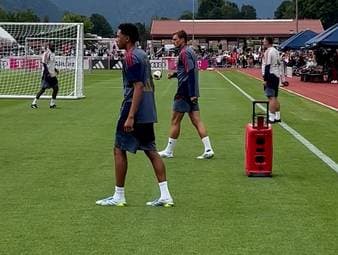 Der FC Bayern startet ins Trainingslager am Tegernsee. Mit dabei ist ein Bayern-Star, der allerdings keine Rolle mehr in den Planungen von Vincent Kompany spielen soll.