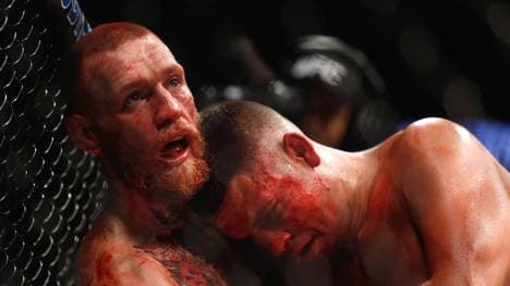 Conor McGregor (l.) steigt gegen Floyd Mayweather in den Boxring