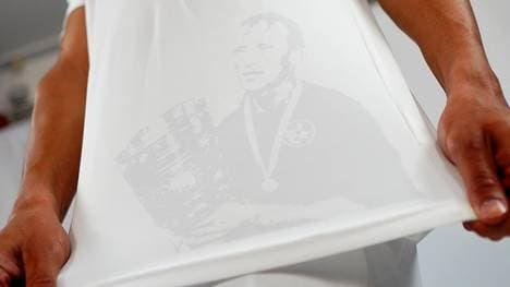 Der FCK ehrt Andreas Brehme mit einem Sondertrikot