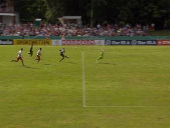 Augsburg erreicht die zweite Runde des DFB-Pokals. Mit dem Oberligisten Greifswalder FC hat die Mannschaft von Trainer Markus Weinzierl aber so ihre Mühe.