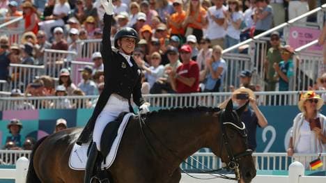 "JBW" und ihre Dalera beim Triumph von Paris