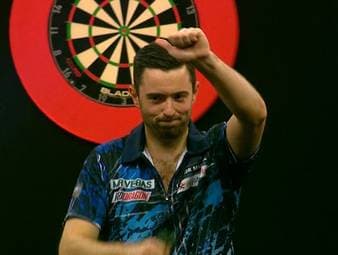 Luke Humphries gewinnt trotz Verletzung in beeindruckender Weise gegen Jurjen van der Velde und zieht ins Viertelfinale des Grand Slam of Darts ein.