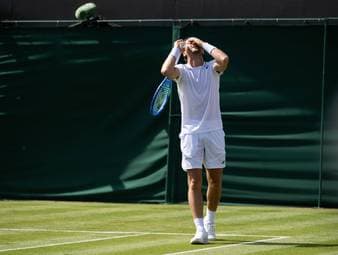 Der Auftakt in Wimbledon bot spannende Duelle, erste Überraschungen und erfolgreiche Starts mehrerer Favoriten. Auch aus deutscher Sicht gab es zum Turnierbeginn Licht und Schatten.