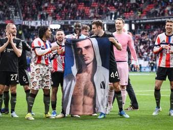 Nach dem Sieg gegen Freiburg trägt Serge Gnabry eine Fan-Hose mit dem Gesicht von Leon Goretzka. Auf der Pressekonferenz sorgt dies für Verwirrung bei Vincent Kompany, der mehrfach ungläubig nachfragt, ob er die Frage richtig verstanden hat.