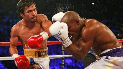 Manny Pacquiao (l.) hat Timothy Bradley zweimal kurz vor dem K.o.