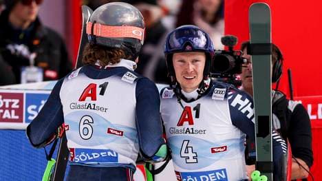 Henrik Kristoffersen (Nr. 4) musste das Marken-Logo in Sölden überkleben