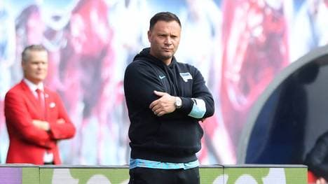 Fußball 1. Bundesliga 6. Spieltag RB Leipzig - Hertha BSC Berlin am 25.09.2021 in der Red Bull Arena in Leipzig Pal Dardai ( Trainer Cheftrainer Berlin ) DFL regulations prohibit any use of photographs as image sequences and or quasi-video. *** Fußball 1 Bundesliga 6 Spieltag RB Leipzig Hertha BSC Berlin am 25 09 2021 in der Red Bull Arena in Leipzig Pal Dardai Trainer Cheftrainer Berlin DFL regulations prohibit any use of photographs as image sequences and or quasi video xHDx