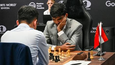 Ding (vorne) und Gukesh grübeln