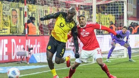 BVB-Stürmer Guirassy (l.) im Zweikampf