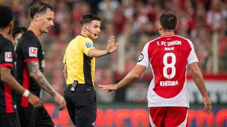 Das Schiedsrichter-Team um Harm Osmers stand im Mittelpunkt