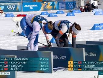 Die Langläuferin Darja Neprjajewa "klaut" aus Versehen die Ski der Deutschen Katharina Hennig Dotzler. Die Kommentatoren sind fassungslos.