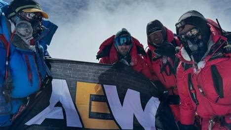 Darby Allin (r.) hat den Gipfel des Mount Everest erreicht