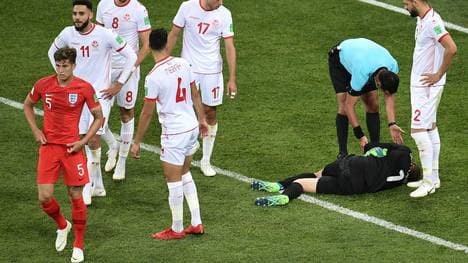 Tunesiens Ersatzkeeper Farouk Ben Mustapha (2.v.r.) fällt mit einer Knieverletzung aus