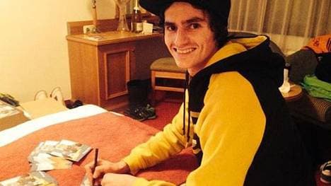 Die Pose für die Kamera sitzt: Richard Freitag beim Autogramme schreiben.