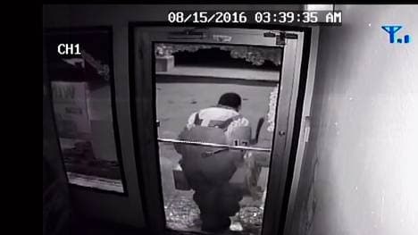 Die Überwachungskamera zeigte den Mann im Eishockey-Outfit