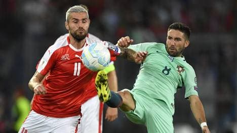 Portugal (r.:Joao Moutinho) muss gegen die Schweiz (l.:Valon Behrami) gewinnen um noch Gruppenerster zu werden