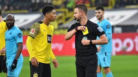 15.12.2021 - Fussball - Saison 2021 2022 - 1. Fussball - Bundesliga - 16. Spieltag: Borussia Dortmund BVB - SpVgg Greuther Fürth ( Kleeblatt ) - - DFL REGULATIONS PROHIBIT ANY USE OF PHOTOGRAPHS AS IMAGE SEQUENCES AND OR QUASI-VIDEO - Daniel Schlager (Schiedsrichter ) zeigt Jude Bellingham (22, Borussia Dortmund BVB ) gelbe Karte Gelb *** 15 12 2021 Football Season 2021 2022 1 Football Bundesliga 16 Matchday Borussia Dortmund BVB SpVgg Greuther Fürth Kleeblatt DFL REGULATIONS PROHIBIT ANY USE OF PHOTOGRAPHS AS IMAGE SEQUENCES AND OR QUASI VIDEO Daniel Schlager Referee shows Jude Bellingham 22, Borussia Dortmund BVB yellow card Yellow