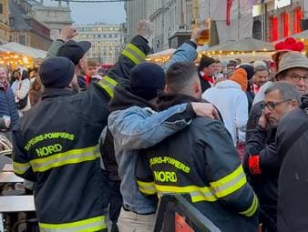 Die Fans des SC Freiburg sorgen für Stimmung in der Altstadt von Lille. Dabei bekommen sie Unterstützung von der örtlichen Feuerwehr.