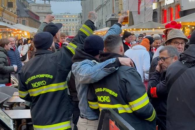 Feuerwehr Lille feiert mit Freiburg-Fans