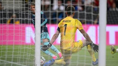 Hradecky pariert gegen Lennart Karl