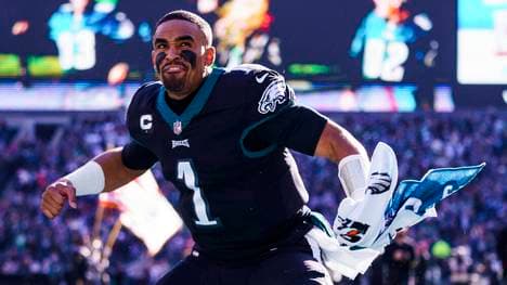 Jalen Hurts wird fast von mehreren Fans begraben