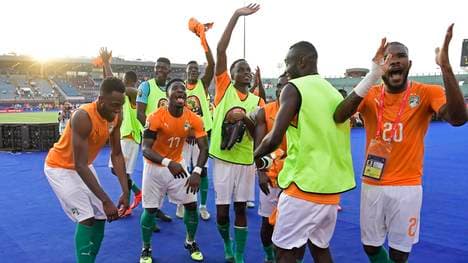 Die Spieler der Elfenbeinküste bejubeln den Sieg über Südafrika
