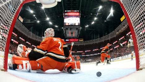 Anaheim-Goalie Dostal kann dem Puck nur hinterherschauen