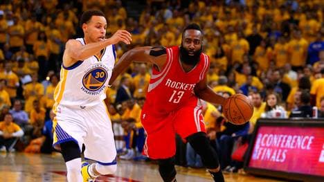 Houston hofft auf Superstar James Harden (r.), die Warriors setzen auf Stephen Curry (l.)