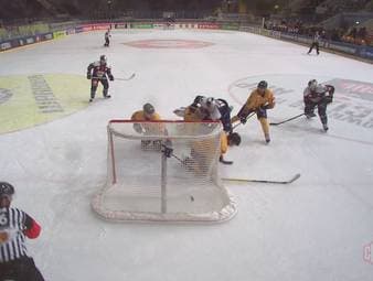 Der Traum vom ersten Triumph einer deutschen Mannschaft in der Champions Hockey League lebt weiter! Der EHC Red Bull München zieht durch einen 2:1-Sieg gegen Lukko Rauma ins Halbfinale ein.