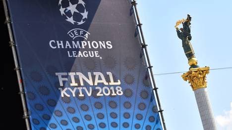 TOPSHOT-FBL-EUR-C1-FINAL-FANS-CUP